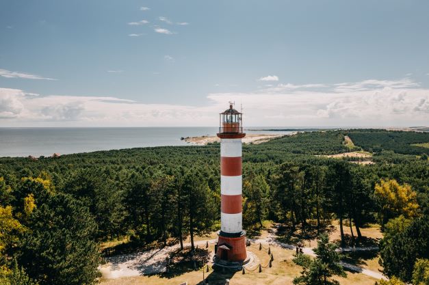 Neringa kviečia keliauti pavasario vingiais - Neringa Urbo kalnas ir Nidos svyturys A. Kundroto nuotr.